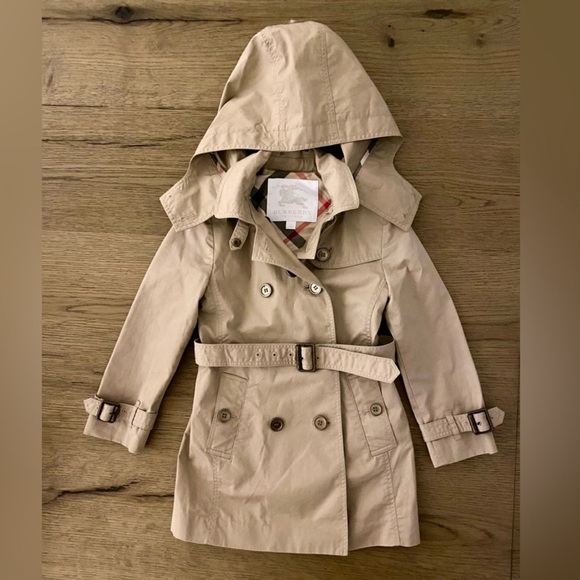Burberry girl’s trench coat with detachable hood!! Beige /khaki color!! Size 5Y! - Picture 2 of 8